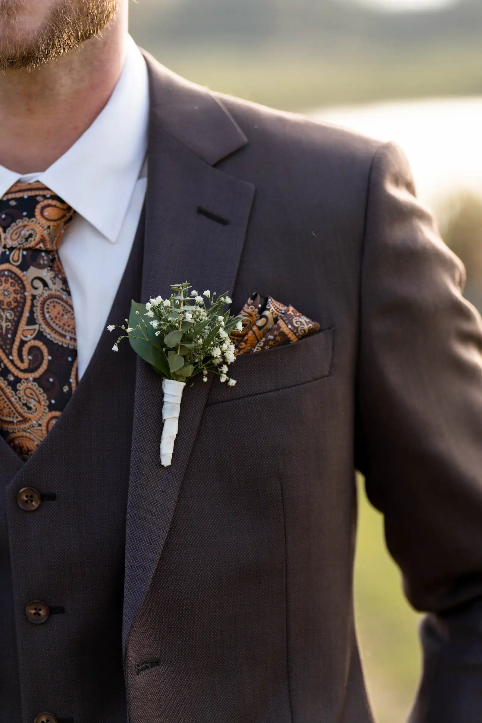 Bruidegom met pochet en corsage