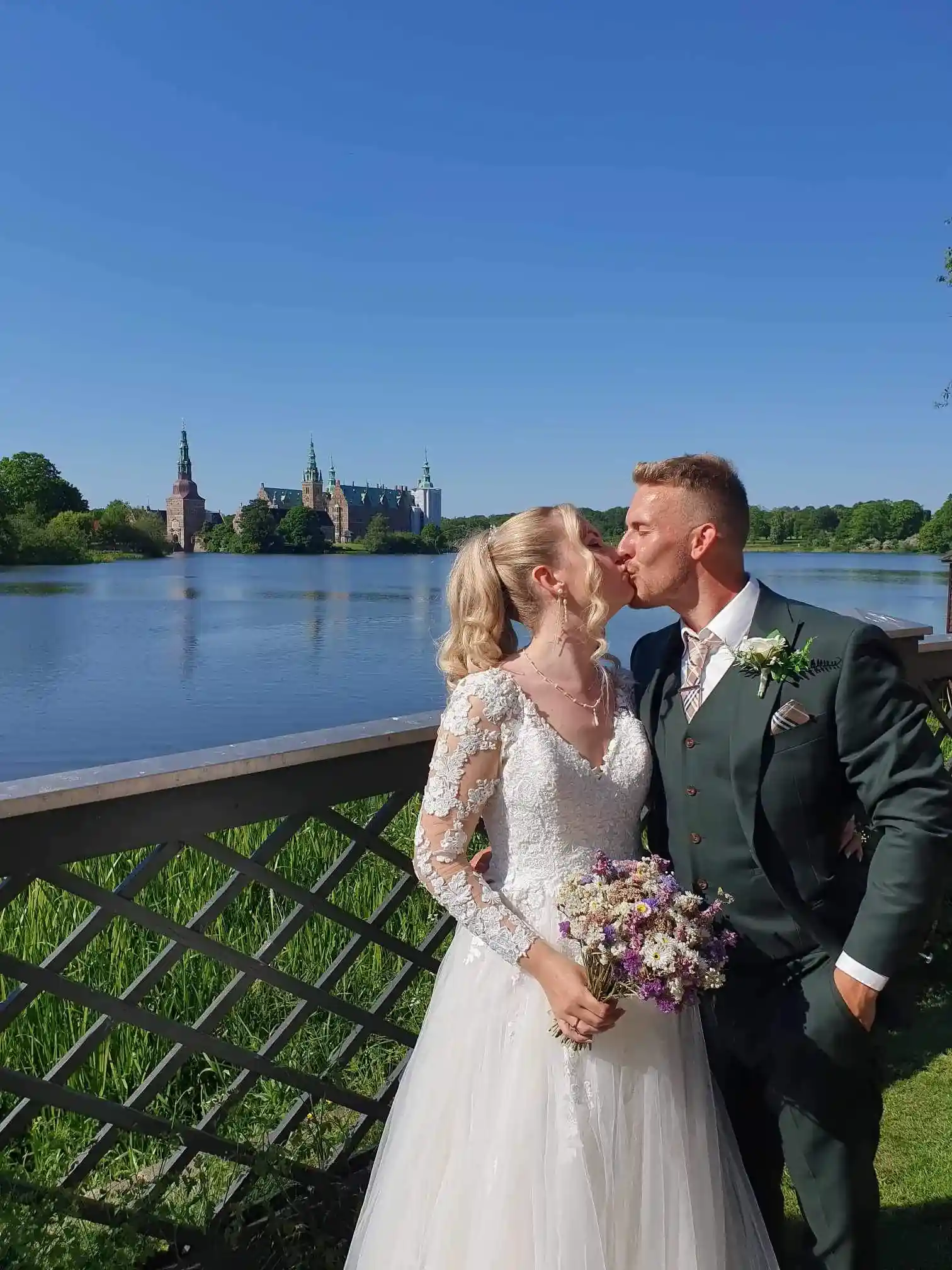 Bruidegom en getuigen in maatpakken