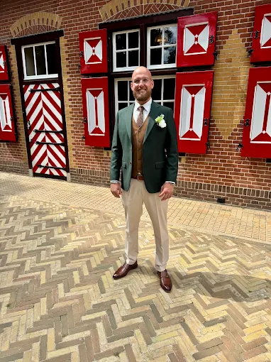 Bruidegom in een op maat gemaakt trouwpak